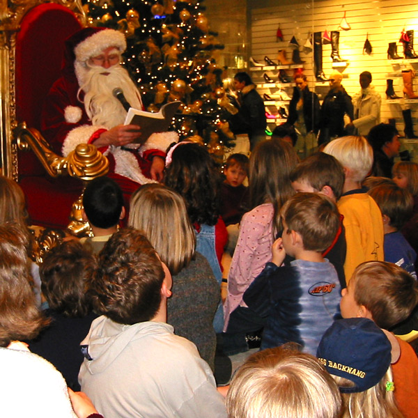 Zaubernder Weihnachtsmann vor Kindermenge.