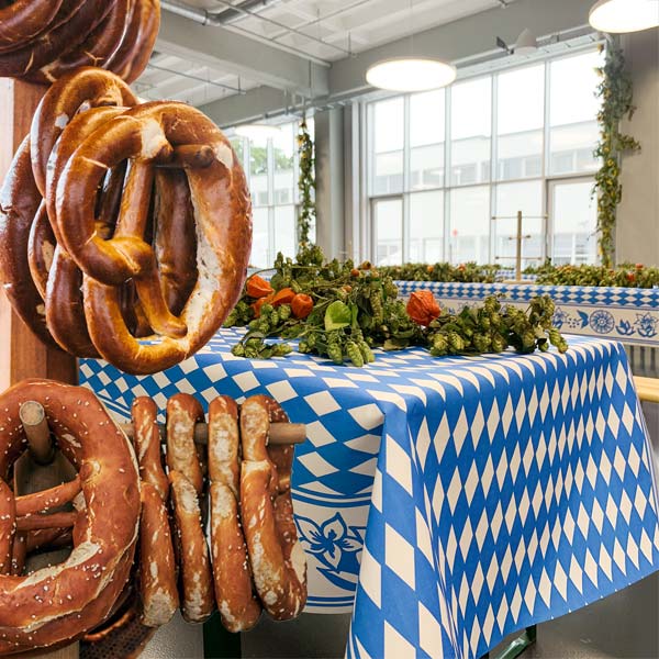 Brezenständer auf einem Oktoberfest-Biertisch.