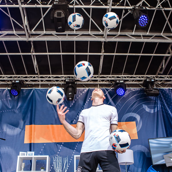 Fußball-Artist jongliert mit Fußbällen.
