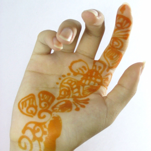 Hand mit Henna-Tattoo.