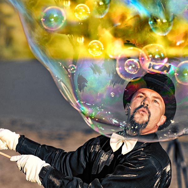 Künstler mit Riesen-Seifenblase.