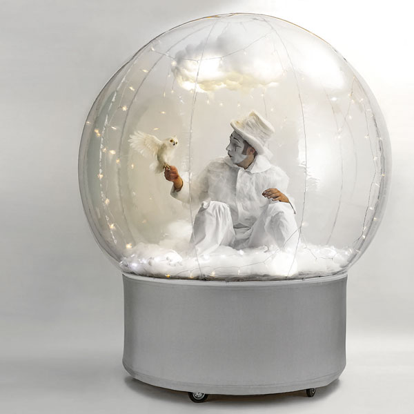 Schneekönig-Pantomime mit Schnee-Eule in Corona-Bubble