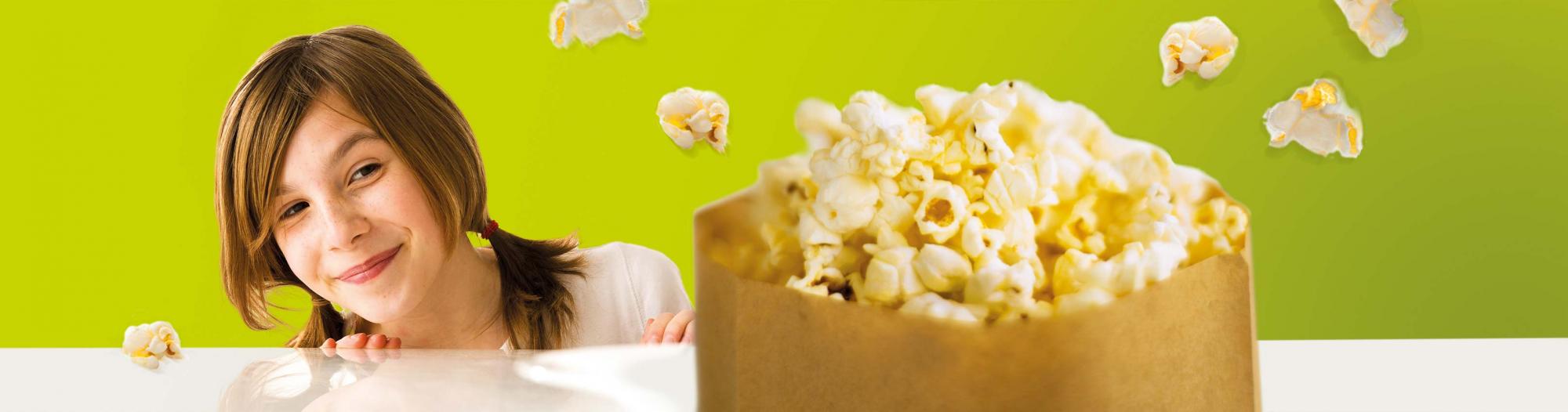 Mädchen mit Popcorn-Tüte